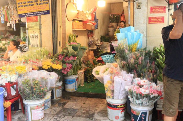 Cúc vàng, hoa hồng từ 30.000 – 40.000 đồng/ 10 bông, một số loại tăng 1.000 đồng/ bông so với tuần trước. Các loại hoa cắm chơi như hoa ly, hoa sen, … giá tới 100.000 đồng/ bó