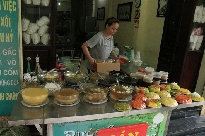Ngoài rượu nếp, các bà nội trợ thường mua thêm bánh gio, xôi. Bánh gio từ 70.000 đồng/ 10 cái. Xôi gấc, xôi cốm, xôi ngũ sắc… giá 25.000 – 40.000 đồng/đĩa