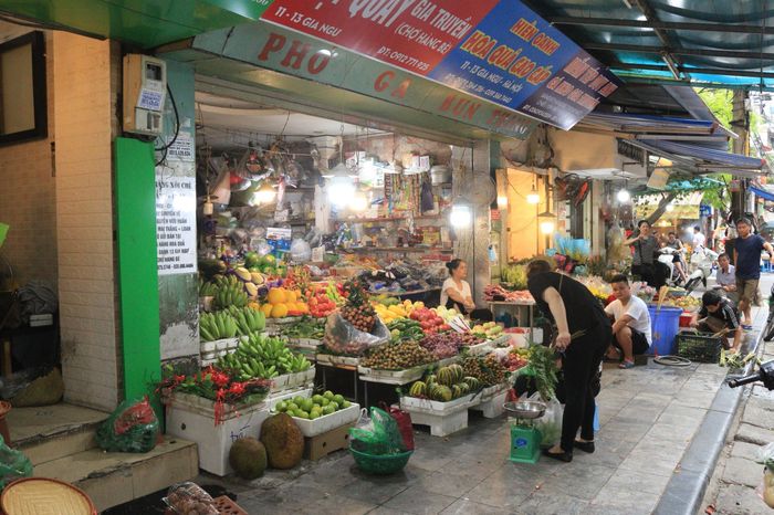 Giá hoa quả một số loại tăng nhẹ, được tiểu thương giải thích do đã vào cuối mùa, phục vụ ngày Tết Đoan Ngọ, chỉ lấy hàng đẹp nên giá cao