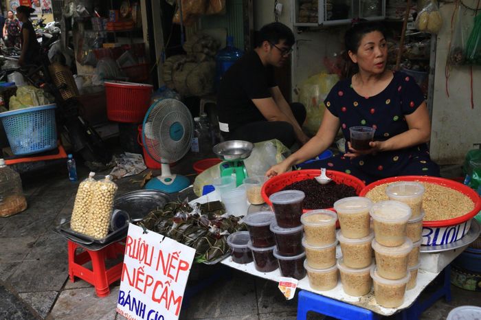Tại chợ Hàng Bè, rượu nếp trắng và rượu nếp cẩm giá lần lượt từ 70.000 – 100.000 đồng/kg, đắt hơn khoảng 30.000 đồng so với mặt bằng chung các chợ nội đô. “Giá hơi cao nhưng một năm có một lần, ăn khác hẳn mấy chỗ mình mua gần nhà, 5/5 nào cũng phải ra đây mới yên tâm”, chị Thanh Thủy (Lò Đúc, Hà Nội) cho biết