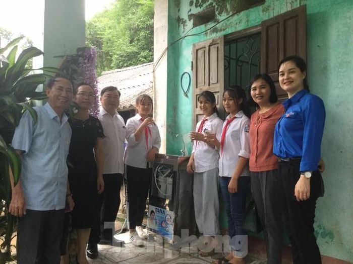 Cấp ủy, chính quyền đoàn thể và nhà trường hân hoan đón nhận các món quà của Ban tổ chức chương trình .Ảnh: Duy Chiến