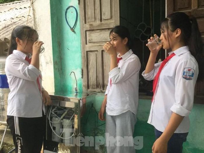 Các em học sinh vùng khó khăn ở Lạng Sơn được uống nước sạch, mát lành từ máy lọc nước do Tập đoàn Tân Á Đại Thành tài trợ .Ảnh: Duy Chiến