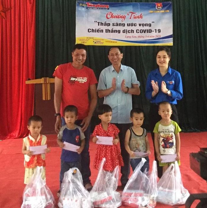 Các em có hoàn cảnh khó khăn còn được nhận nhiều phần quà của Ban tổ chức .Ảnh: Duy Chiến