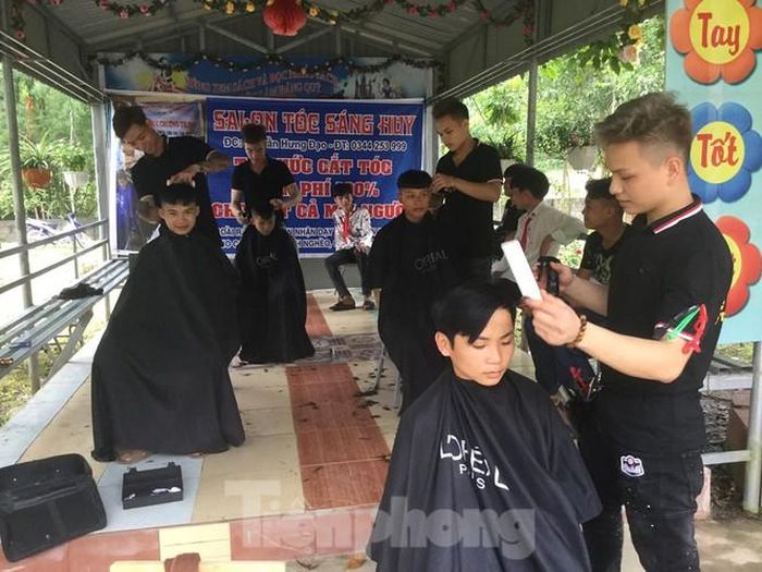 Các em học sinh còn được các thợ trẻ Salon tóc Sáng Huy (TP Lạng Sơn) cắt tóc miễn phí nên rất hồ hởi, phấn khởi .Ảnh: Duy Chiến