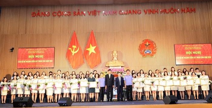  Đồng chí Lê Minh Trí, Viện trưởng VKSND tối cao cùng các đồng chí Phó Viện trưởng VKSND tối cao chụp ảnh lưu niệm với 110 nữ cán bộ tiêu biểu.