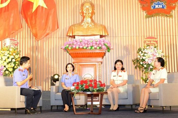 Các đại biểu và nữ cán bộ, công chức tại buổi giao lưu. 