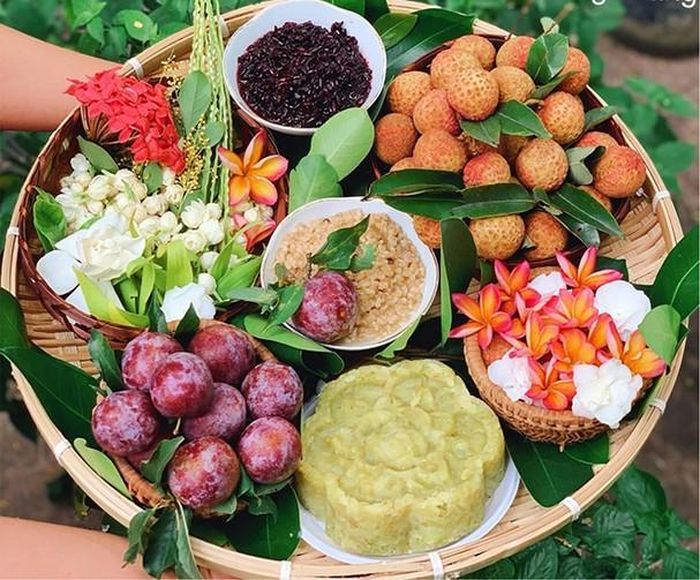 Mân cỗ cúng ngày Tết Đoan Ngọ.