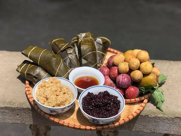 Rượu nếp trong mâm cỗ cúng Tết Đoan Ngọ