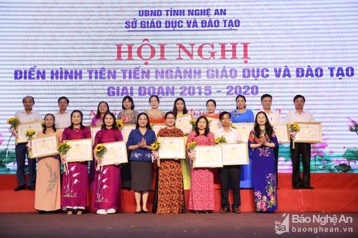 Lãnh đạo tỉnh trao Bằng khen của Bộ Giáo dục và Đào tạo cho các tập thể xuất sắc. Ảnh: Đức Anh