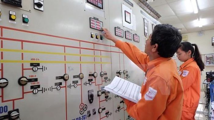 Công nhân kiểm tra thông số vận hành máy biến áp.