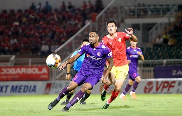 Pha tranh bóng giữa cầu thủ đội bóng Sài Gòn FC (áo tím) và đội bóng Hồng Lĩnh Hà Tĩnh (áo đỏ). (Ảnh: Thanh Vũ/TTXVN)