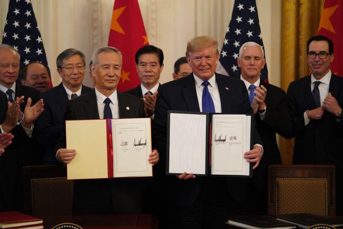 Tổng thống Mỹ Donald Trump (giữa, phải) và Phó Thủ tướng Trung Quốc Lưu Hạc (giữa, trái) tại lễ ký thỏa thuận thương mại giai đoạn 1 ở Washington, DC ngày 15/1/2020. Ảnh: THX/TTXVN