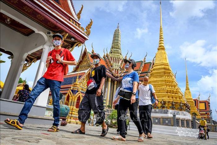 Khách du lịch thăm quan Cung điện Hoàng gia ở Bangkok, Thái Lan ngày 7/6/2020. Ảnh: AFP/TTXVN