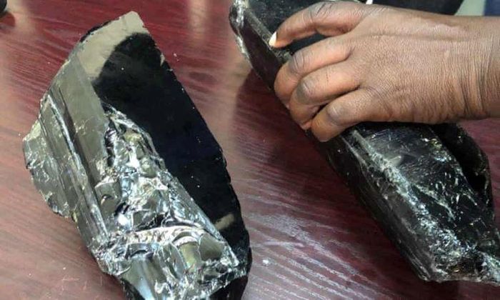 Hai viên đá quý Tanzanite là loại đá quý lớn nhất từng được tìm thấy. Ảnh: Reuters