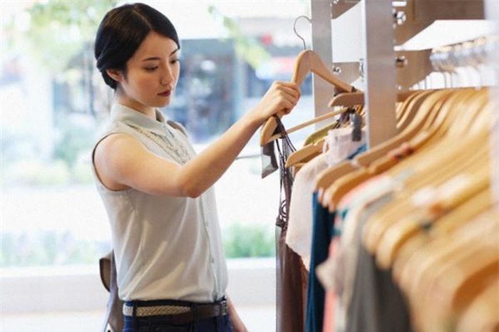 Đứng cách 1 kệ hàng, tôi nghe được hết cuộc nói chuyện của mẹ chồng và mẹ đẻ. (Ảnh minh họa)