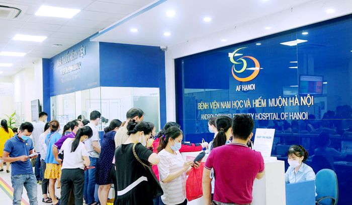 Rất đông người bệnh đến thăm khám tại Bệnh viện Nam học và Hiếm muộn Hà Nội