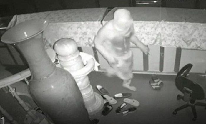 Hình ảnh Năm đột nhập vào một tiệm vàng bị camera ghi lại.