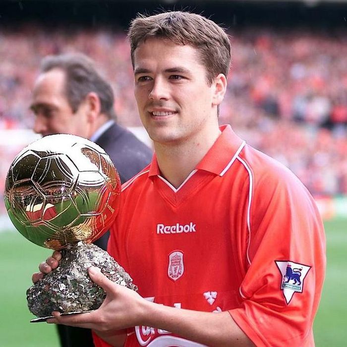  Cầu thủ bị coi là kẻ phản bội Liverpool, Micheal Owen, cũng chúc mừng đội bóng cũ nhưng chỉ bằng dòng trạng thái khá ngắn ngủi. "Chúc mừng Liverpool. Thật là mùa giải tuyệt vời của đội bóng mạnh nhất".Owen giành Quả bóng vàng châu Âu 2001 trong màu áo Liverpool và được coi là niềm tự hào của lò đào tạo đội chủ sân Anfield. Năm 2004, Owen rời Liverpool để gia nhập Real Madrid. Năm 2009, anh trở thành tội đồ khi khoác áo MU và giành 1 chức vô địch Premier League cùng "Quỷ đỏ". 