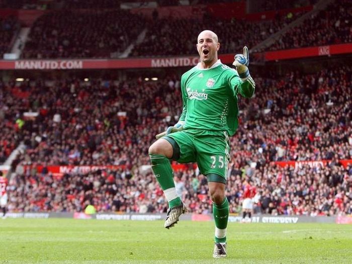  Thủ thành Pepe Reina cũng gửi lời chúc mừng đội bóng cũ. Thủ thành người Tây Ban Nha viết: "Vô địch! Chúc mừng Liverpool. Chức vô địch còn xứng đáng hơn sau một mùa giải tuyệt vời. Tôi cảm thấy tự hào vì từng thuộc về màu áo này". Reina gắn bó với Liverpool trong 9 năm, từ năm 2005 đến 2014. 
