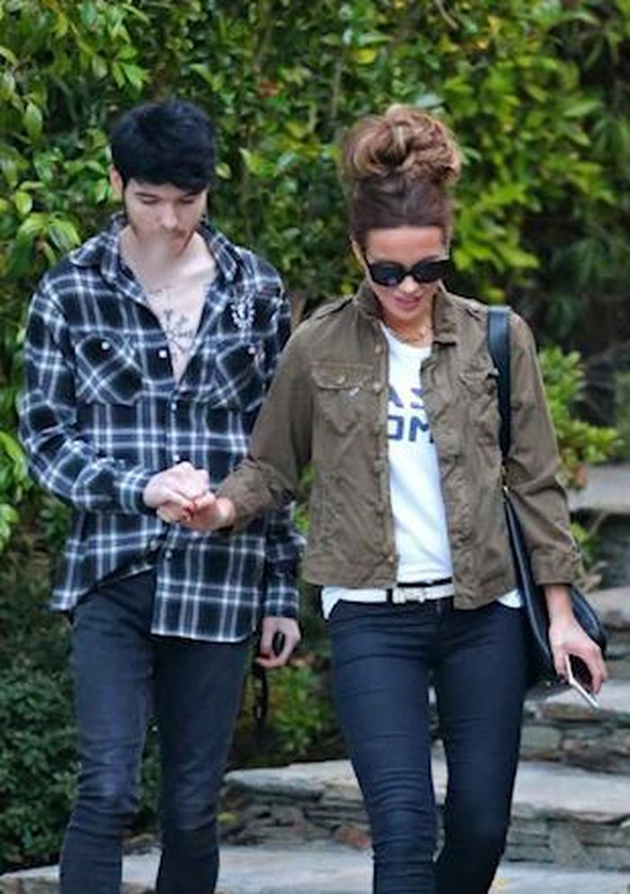 Kate Beckinsale và bạn trai kém tuổi cách ly tại nhà riêng. Ảnh: BACKGRIP