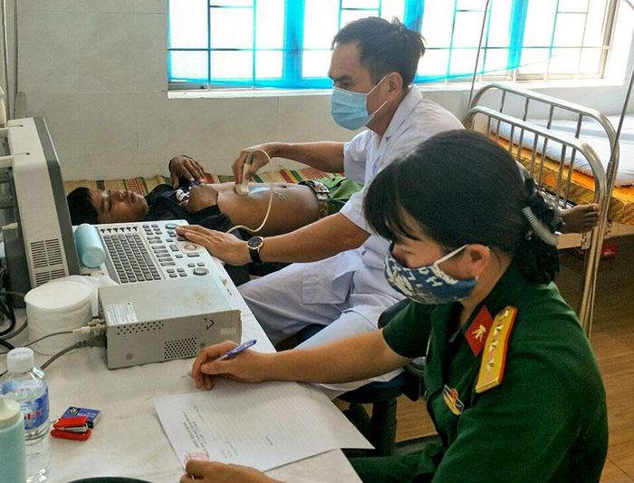 Bác sĩ của Tổng cục Kỹ thuật siêu âm chẩn đoán bệnh cho người dân.