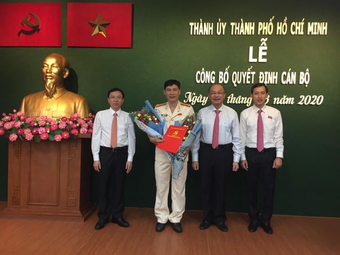 Đồng chí Lê Đông Phong (thứ hai từ phải qua) và lãnh đạo Quận ủy quận 10 chúc mừng đồng chí Lê Quang Phúc