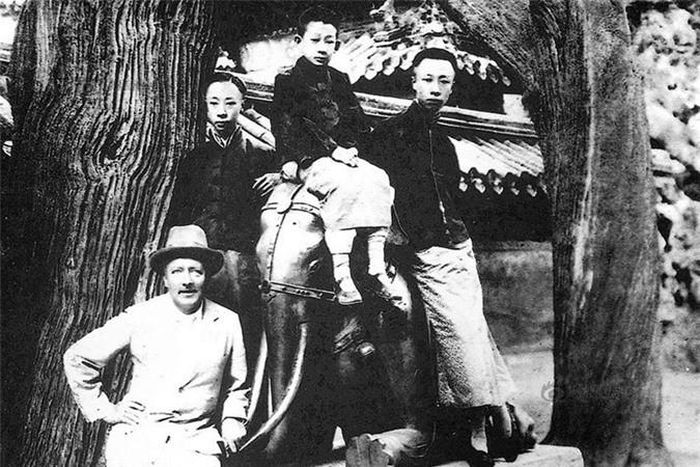 Năm Phổ Nghi 14 tuổi thì gặp thầy giáo dạy tiếng Anh Reginald Fleming Johnston. Đây chính là người có ảnh hưởng rất quan trọng trong cuộc đời Phổ Nghi.