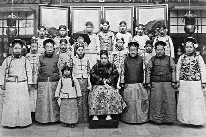Khi Phổ Nghi lên 8, Long Dụ thái hậu qua đời. Thời gian sống với thái hậu Long Dụ tương đối dài nên bà là người đã để lại ấn tượng rất sâu sắc trong ký ức tuổi thơ của Phổ Nghi. Ngoài ra còn có bốn thái phi khác là Đoan Khang của Quang Tự, KínhÝ, Vinh Huệ, Trang Hòa của Đồng Trị luôn quản giáo Phổ Nghi. Sau này, vì mâu thuẫn giữa Đoan Khang thái phi và mẹ đẻ khiến bà tự sát mà tình cảm giữa Phổ Nghi và thái phi Đoan Khang bị chia rẽ. Trong ảnh là Đoan Khang thái phi chụp cùng với gia đình.
