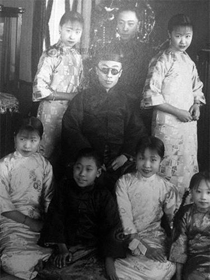 Tháng 10/1924, khi Phổ Nghi và Uyển Dung đang cùng nhau ăn hoa quả và tán ngẫu ở cung Trữ Tú thì Phùng Ngọc Tường đã cử Lộc Chung Lân vào tử cấm thành và yêu cầu họ nội trong 3 tiếng phải xuất cung. Phổ Nghi đã trở về nhà cha đẻ sau đó thông qua công sứ quán Nhật Bản rồi chuyển đến sống tại tô giới của người Nhật ở Thiên Tân. Bức ảnh này được chụp trong khoảng thời gian này.