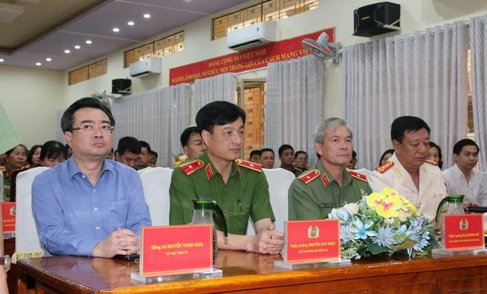  Các đại biểu tham dự Lễ công bố quyết định.