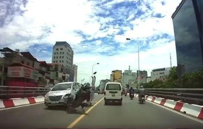 Hai thanh niên gục tại chỗ khi xe máy lao vào đầu ôtô. 