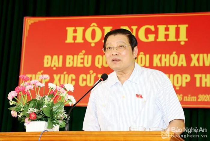 Ông Phan Đình Trạc - Trưởng Ban Nội chính Trung ương trả lời ý kiến cử tri. Ảnh: Phạm Bằng
