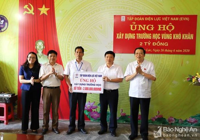 Các ĐBQH cùng lãnh đạo Công ty Điện lực Nghệ An trao món quà cho Trường Tiểu học Nghĩa Lộc. Ảnh: Phạm Bằng