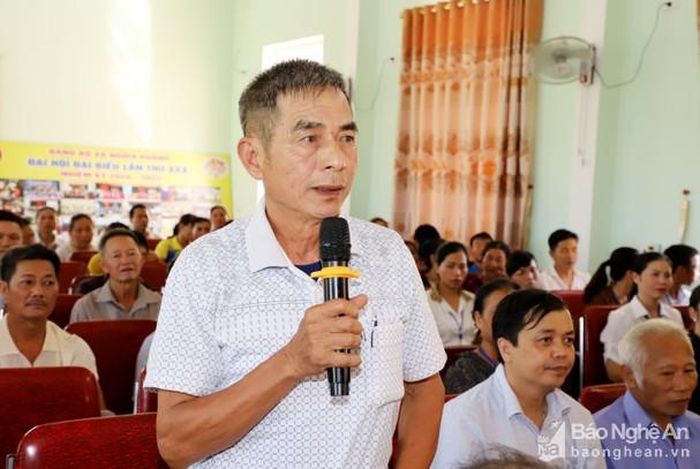 Cử tri Đào Ngọc Sinh phản ánh tình trạng ngập úng trên Quốc lộ 48D. Ảnh: Phạm Bằng