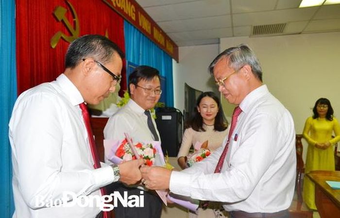 Chủ tịch UBND tỉnh trao Quyết định cho đồng chí Nguyễn Minh Thanh và Nguyễn Viết Thắng