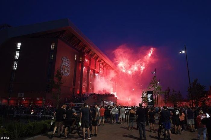 Sau 30 năm chờ đợi và nhiều lần mất chức vô địch cay đắng, fan Liverpool đã có dịp tận hưởng cảm giác vinh quang.