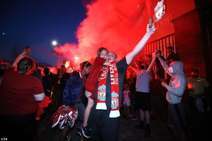 CĐV Liverpool chờ 30 năm để tận hưởng cảm giác vô địch nước Anh.