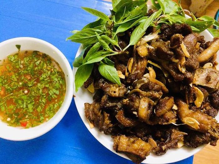 Nước chấm cắt chút lá húng chó vào rất dậy mùi