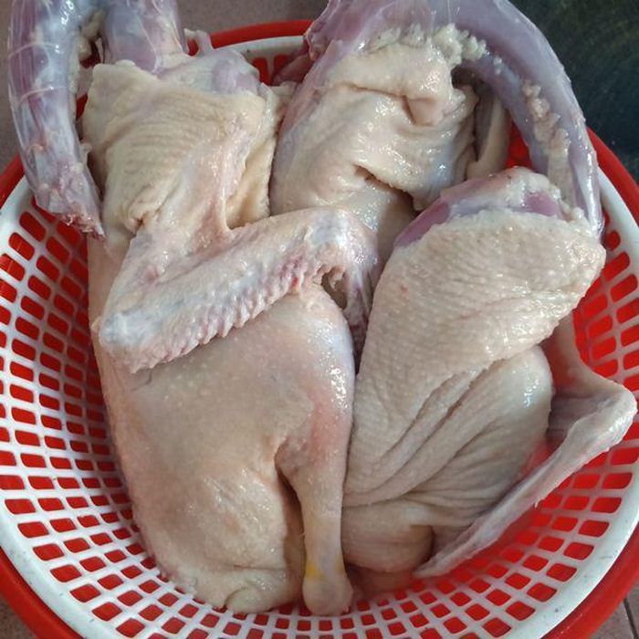 Ngan sơ chế sạch, dùng phần nhiều thịt để chế biến cháy tỏi, phần xương có thể nấu măng