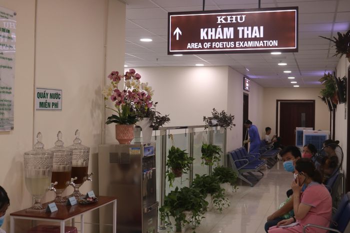 Quầy nước miễn phí đặt ngay trong phòng chờ để giúp thai phụ và người nhà giải khát trong lúc chờ đợi đến lượt khám.