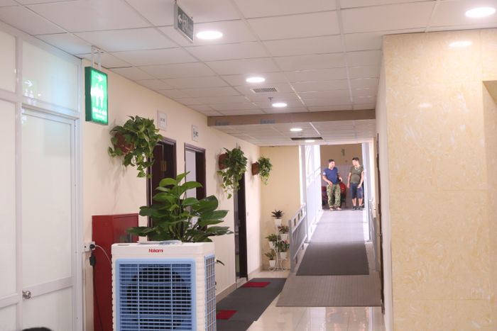 Hệ thống quạt mát di động được trang bị tại các hành lang giúp người dân thoải mái khi đến viện
