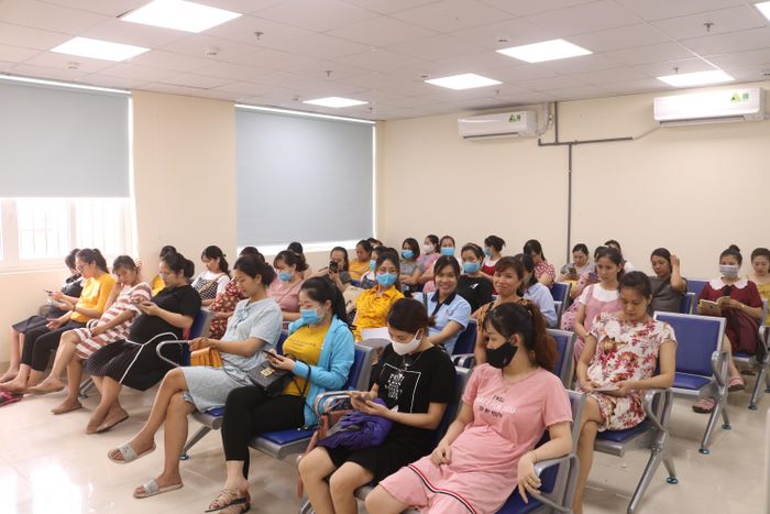 Phòng chờ có điều hòa và ghế như sân bay được Bệnh viện Phụ Sản Hải Phòng bị cho người dân chờ khám