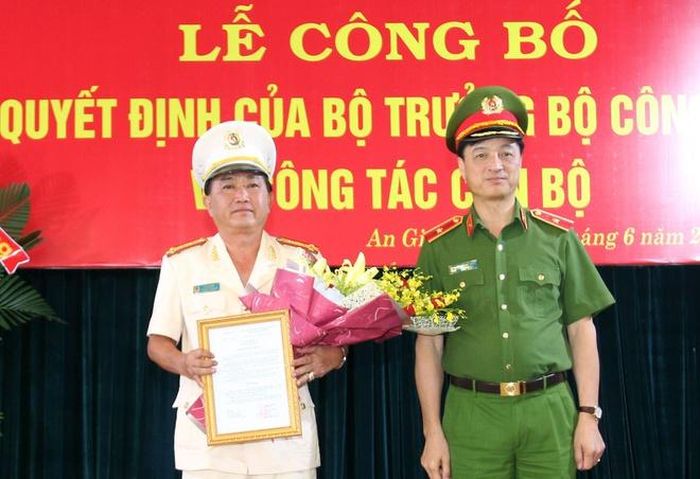  Thiếu tướng Nguyễn Duy Ngọc, trao quyết định bổ nhiệm đại tá Bùi Bé Năm, giữ chức vụ Phó giám đốc Công an An Giang. Ảnh: Anh Đức. 
