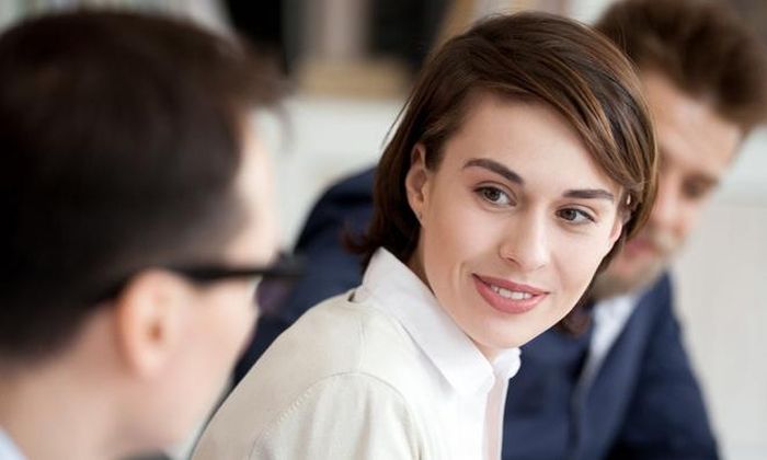 Người biết ăn nói thường xử lý mọi việc mềm mại hơn. Ảnh: HelpGuide.