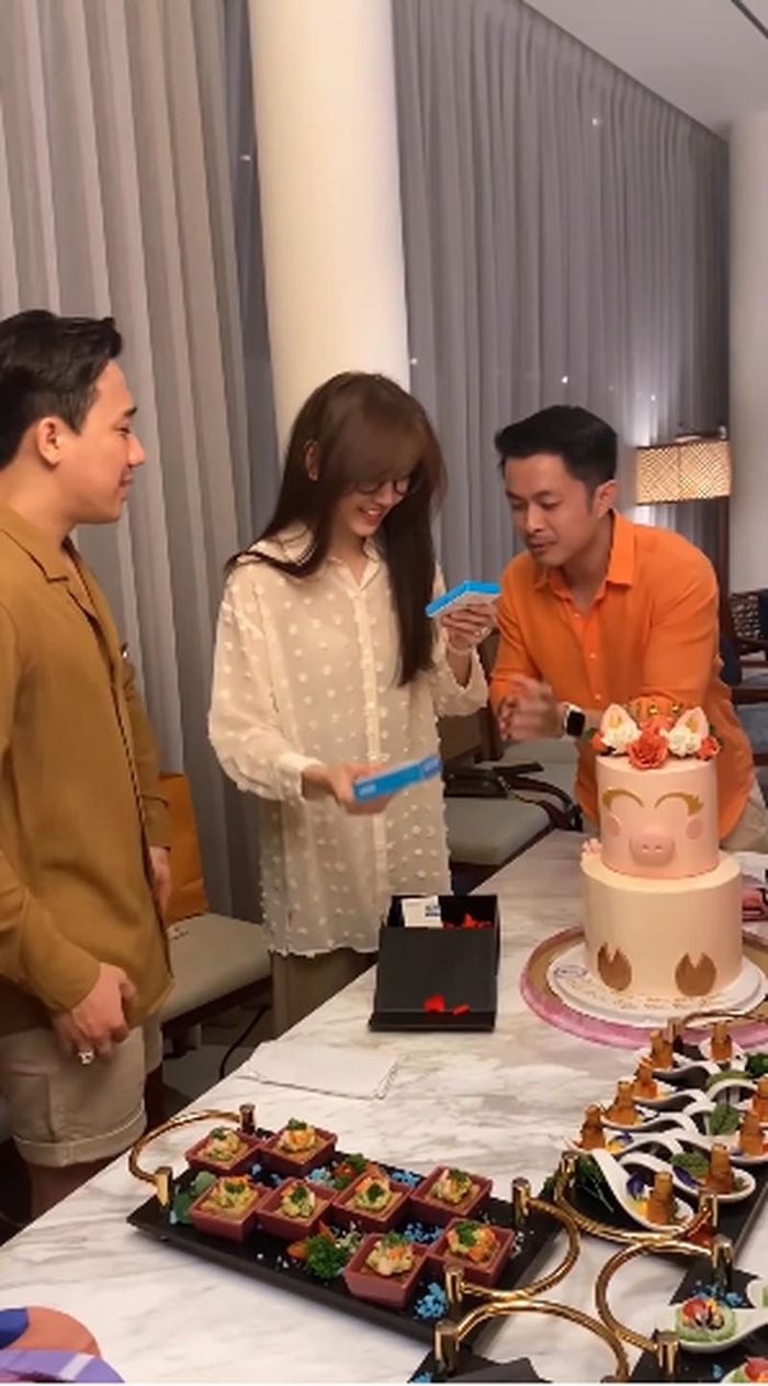 Chồng trẻ của doanh nhân Thu Hoài cũng "troll" nhẹ bằng cách tặng hộp Versace nhưng bên trong là...