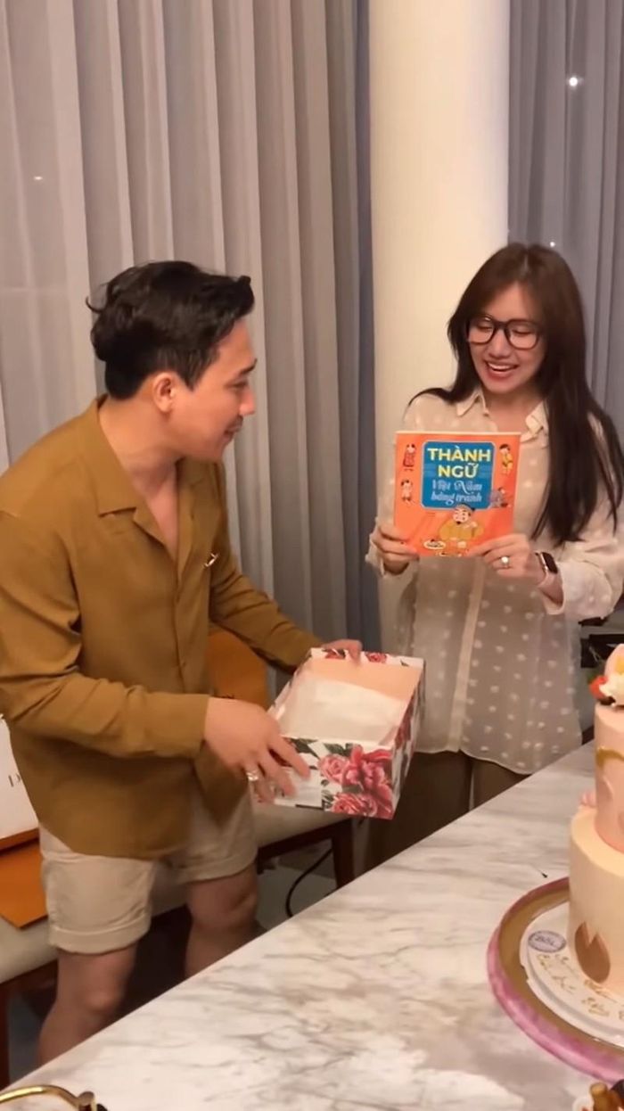 Món quà rẻ nhất là chủ nhân bản hit "Em cứ đi đi" được tặng là cuốn Thành ngữ Việt Nam bằng tranh với giá chỉ khoảng từ 45-60.000 đồng nhưng được đựng hẳn trong hộp giấy của Dolce &amp; Gabbana.