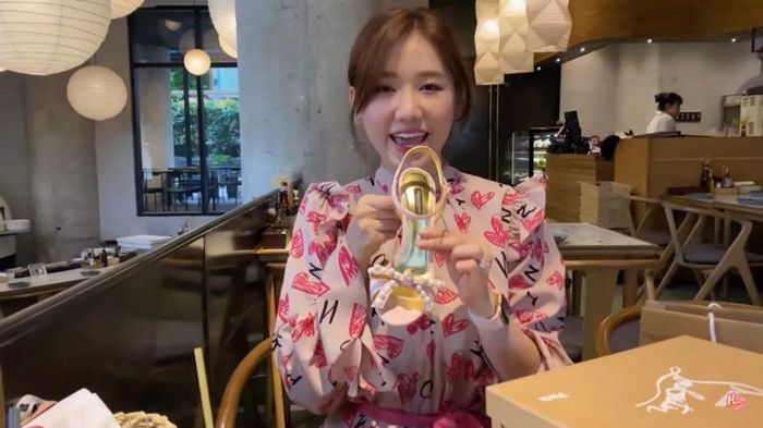 Chị trợ lý tặng đến 2 món quà giá trị là 2 đôi sandal sang chảnh...