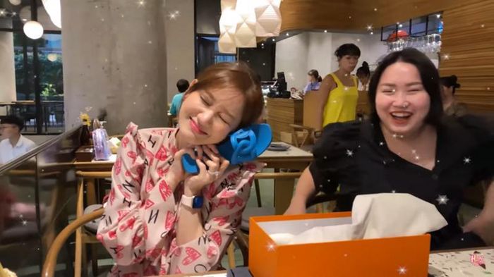 Quản lý của Hari Won đến muộn và tặng cô đôi dép Hermès 8 triệu đồng vì đôi dép cũ của nữ ca sĩ đã bị đi đến mòn cả đế.