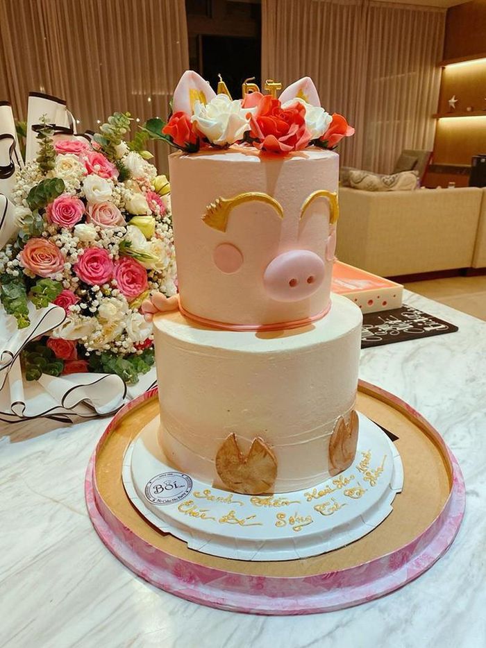 Cô còn được tặng chiếc bánh sinh nhật hình con heo theo đúng biệt danh của mình. 