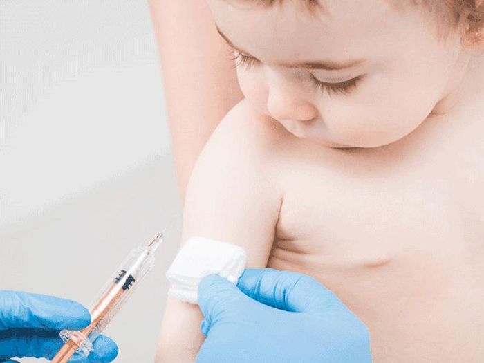 Bệnh bạch hầu có thể gây dịch, nhất là ở trẻ dưới 15 tuổi chưa được miễn dịch (tiêm vắc xin) đầy đủ.